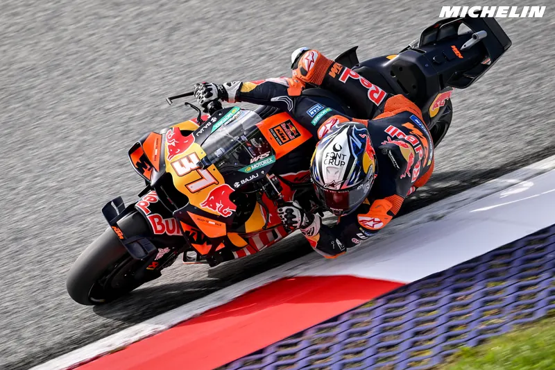 Pedro Acosta couché sur la KTM numéro 37, le long d’un vibreur du Red Bull Ring