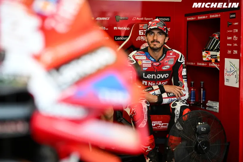 Francesco Bagnaia, casquette sur la tête, dans le stand Ducati