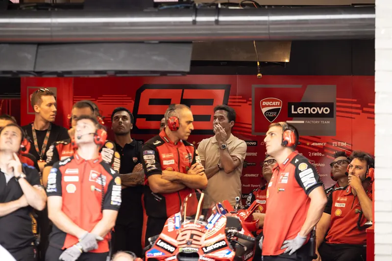L’équipe de Marc Márquez regarde les écrans dans le box Ducati