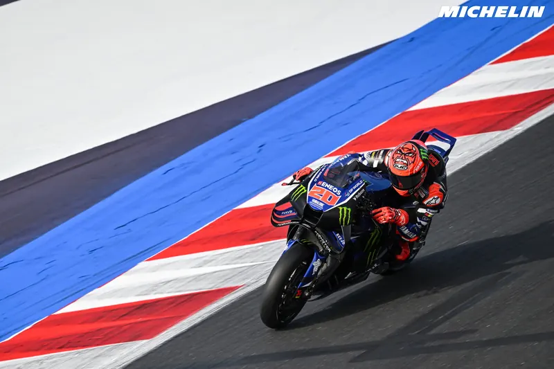 Fabio Quartararo sur la Yamaha numéro 20, à la corde d’un virage de Misano